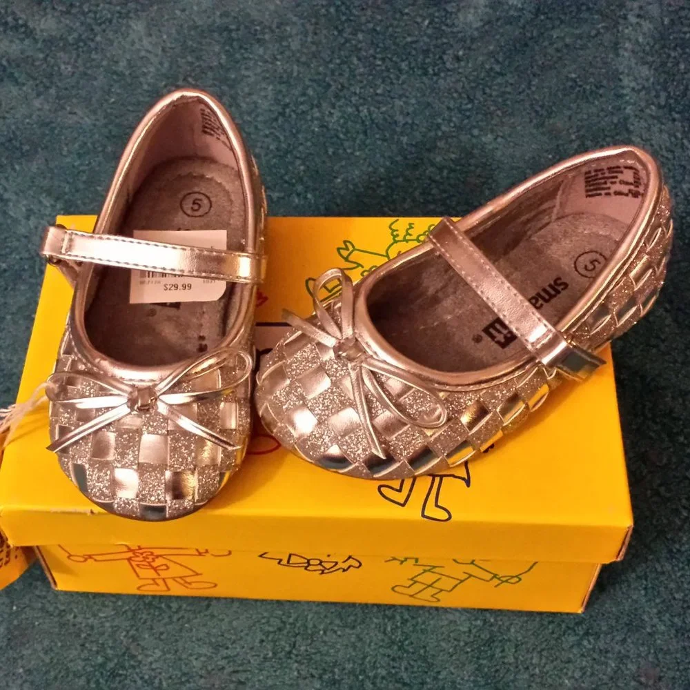 Size 5 toddler shoes w/velcro closure - Picture 2 of 3